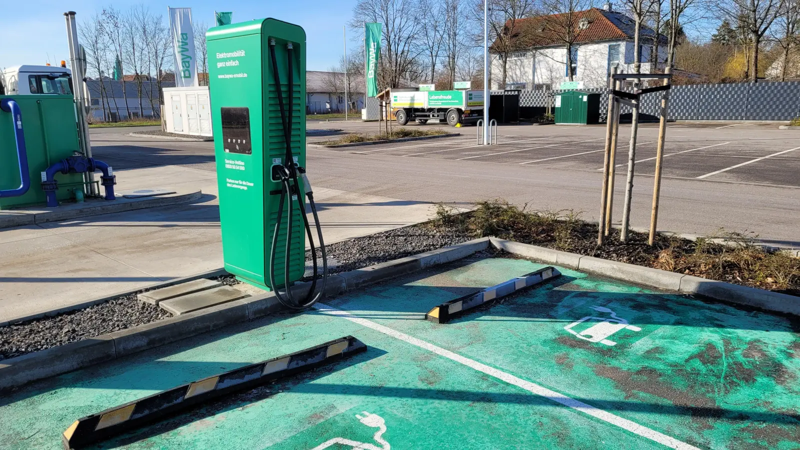 Die Schnellladesäule auf dem Parkplatz der BayWa an der Hofmannstraße in Bad Windsheim ist die bislang einzige ihrer Art in der Stadt. Eine weitere soll nun am Kochbräu-Areal folgen. (Foto: Nina Daebel)