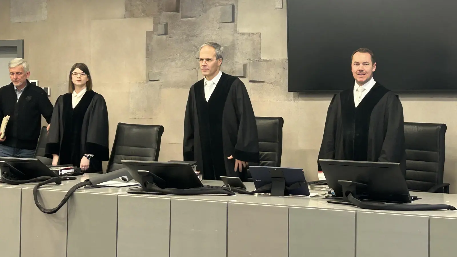 Die Große Strafkammer mit dem Vorsitzenden Richter Matthias Held (Mitte) und den Beisitzern Anna Flor und Dr. Christian Eberlein verurteilte den Angeklagten zu achteinhalb Jahren Haft und ließ ihn noch im Gerichtssaal festnehmen. (Foto: Florian Pöhlmann)