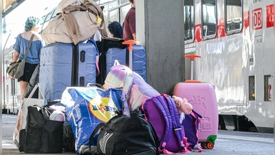 Die Störung im Bahnverkehr konnte gegen 0.30 Uhr behoben werden. Seither rollen die Züge wieder. (Foto: Jason Tschepljakow/dpa)