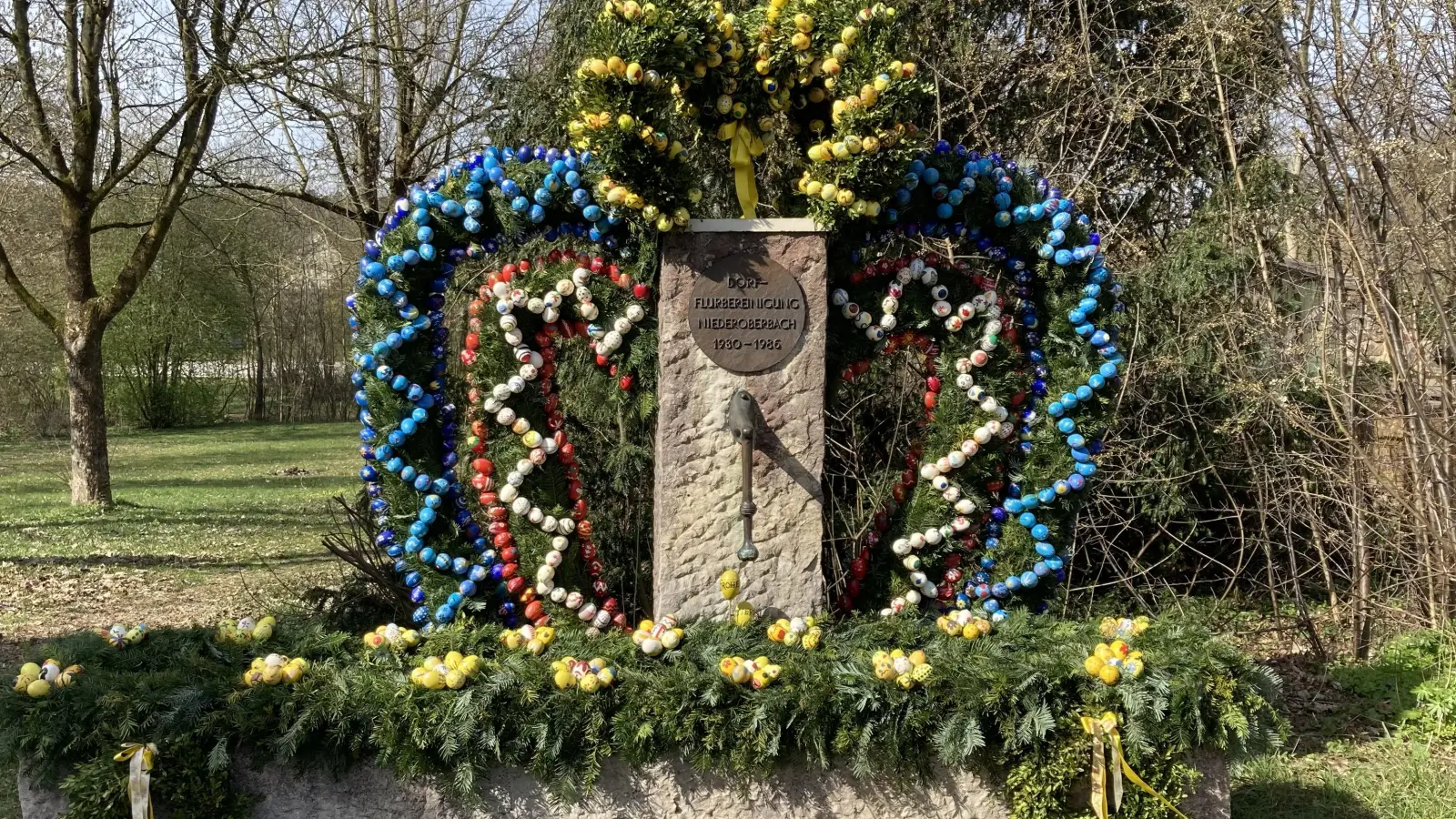 In Niederoberbach ist der Brunnen zur Dorferneuerung festlich geschmückt. (Foto: Elisabeth Hahn)