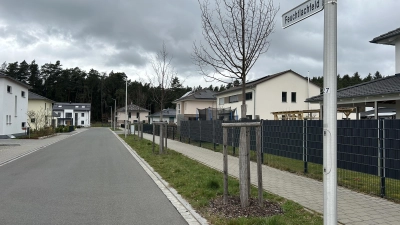 Mehr als 20 Jahre ist es her, dass im ersten Feuchtlachfeld in Höfstetten die ersten Häuser bezogen wurden. Doch erst jetzt bekamen sie Post von der Stadt, die Erschließungsbeiträge einfordert. (Archivfoto: Florian Pöhlmann)