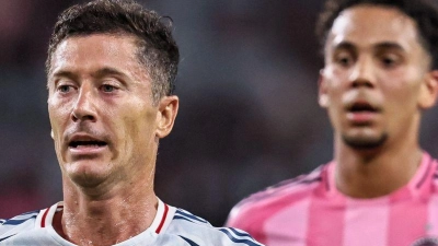 Robert Lewandowski (l) hat sein Debüt in der MLS mit Chicago Fire verloren. (Foto: Chris Arjoon/ZUMA Press Wire/dpa)