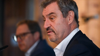 Markus Söder (rechts) gesteht nach teils schweren Verlusten seiner Partei bei den Stichwahlen einen Dämpfer für die CSU ein. (Foto: Sven Hoppe/dpa)