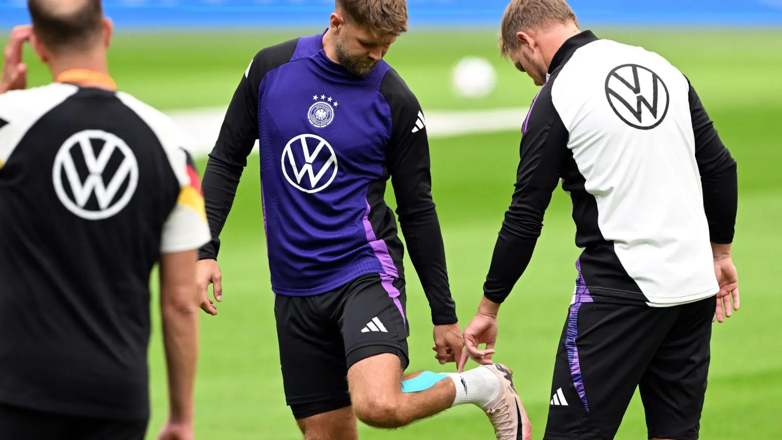 Niclas Füllkrug (M) nach seinem vergeblichen Härtetest beim Abschlusstraining im Gespräch mit Bundestrainer Julian Nagelsmann (r).  (Foto: Federico Gambarini/dpa)