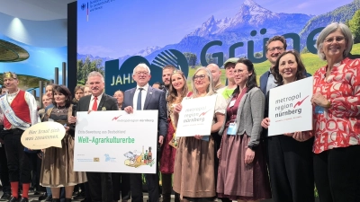 Vertreterinnen und Vertreter der Metropolregion Nürnberg unterstützten bei der Grünen Woche in Berlin die Bewerbung als Welt-Agrarkulturerbe.  (Foto: Thomas Schaller)