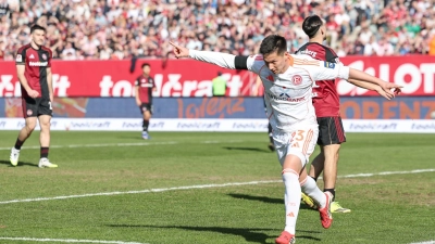 Düsseldorfs Shinta Appelkamp jubelt nach seinem Tor zum 1:0. (Foto: Daniel Löb/dpa)