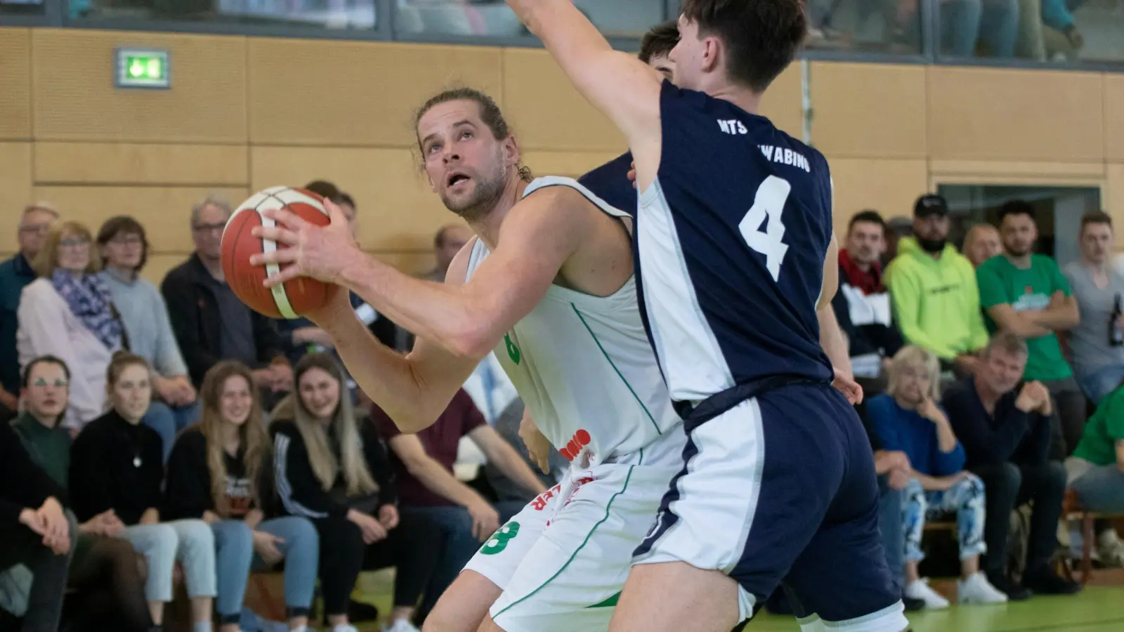 Gibt seinem Team Rückendeckung: Ansbachs Kapitän Christian Imberi (links, hier gegen den Schwabinger Frederik Müller). (Foto: Martin Rügner)