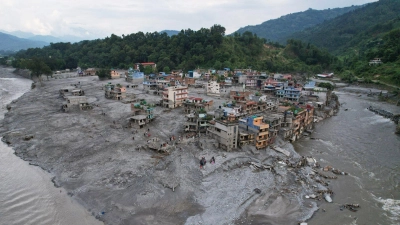 Die Flut hatte ganze Ortschaften verwüstet.  (Foto: Rajesh Kumar Singh/AP/dpa)