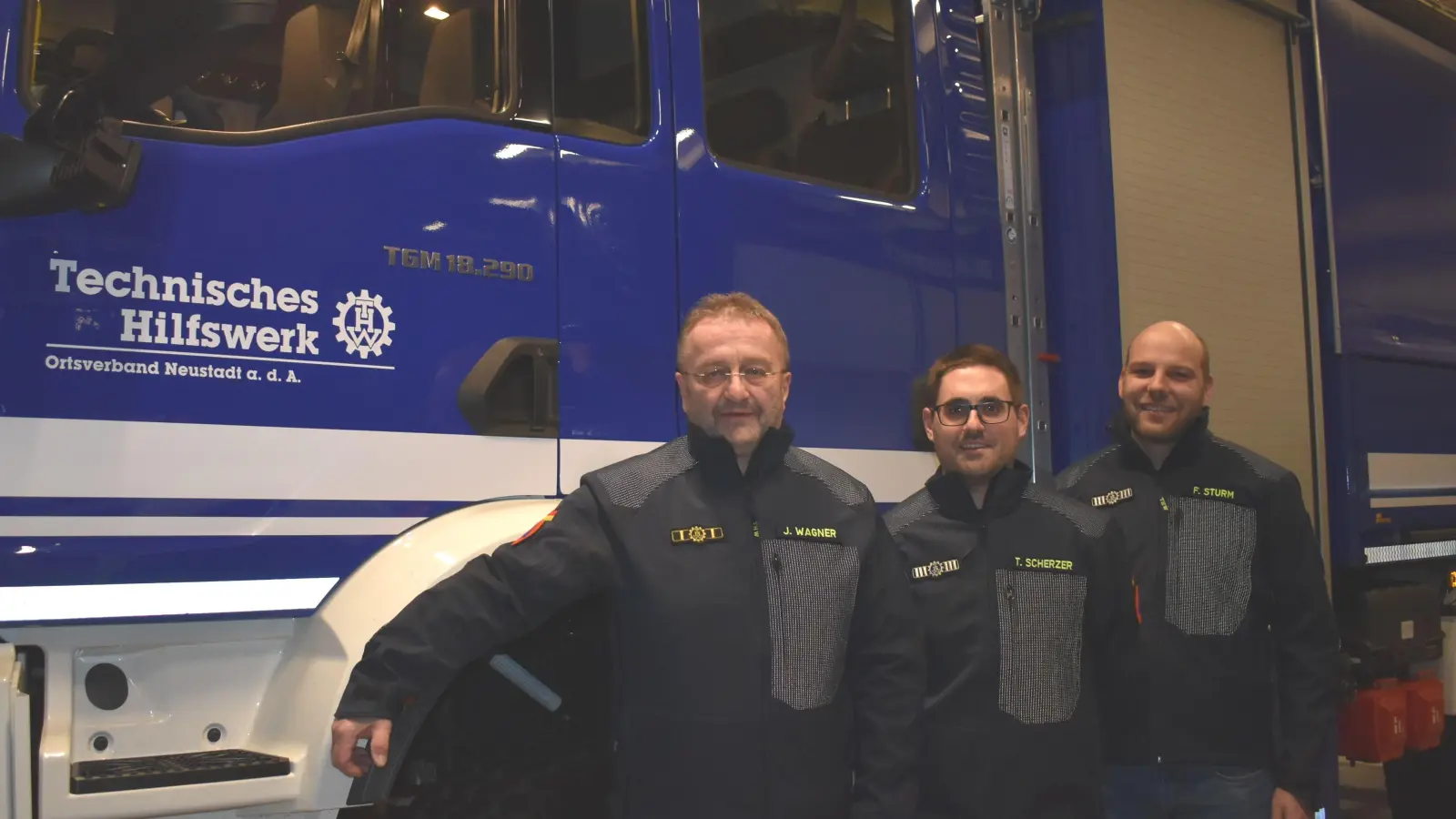 Führungswechsel beim THW: Johannes Wagner (links) übergab den Staffelstab an Thomas Scherzer. Er ist neue Ortsbeauftragte. Zu seinem Stellvertreter wurde Frank Sturm (rechts) gewählt. (Foto: Ute Niephaus)