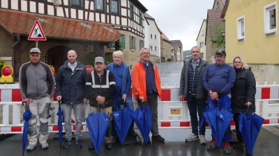 Die an der Langgasse Beteiligten (von links): Arbeiter Tibor Kozma, Frank Biedermann, Friedrich Hellwich, Frieder Müller-Maatsch, Peter Sendner, Markus Stoll, FNB-Teamleiter Jürgen Hüftlein und Michaela Blumenstock von der zuständigen Pflasterfirma. (Foto: Martina Hinkelmann)
