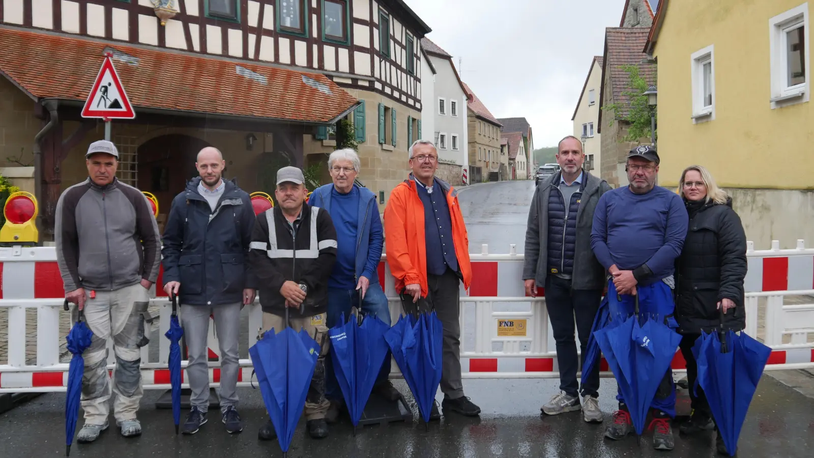 Die an der Langgasse Beteiligten (von links): Arbeiter Tibor Kozma, Frank Biedermann, Friedrich Hellwich, Frieder Müller-Maatsch, Peter Sendner, Markus Stoll, FNB-Teamleiter Jürgen Hüftlein und Michaela Blumenstock von der zuständigen Pflasterfirma. (Foto: Martina Hinkelmann)