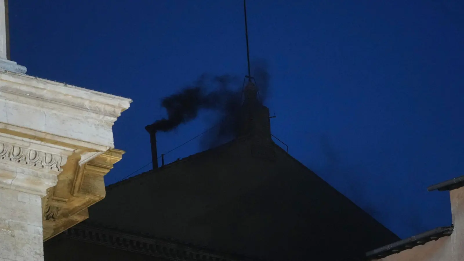 Noch gibt es keinen neuen Papst. (Foto: Andrew Medichini/AP/dpa)