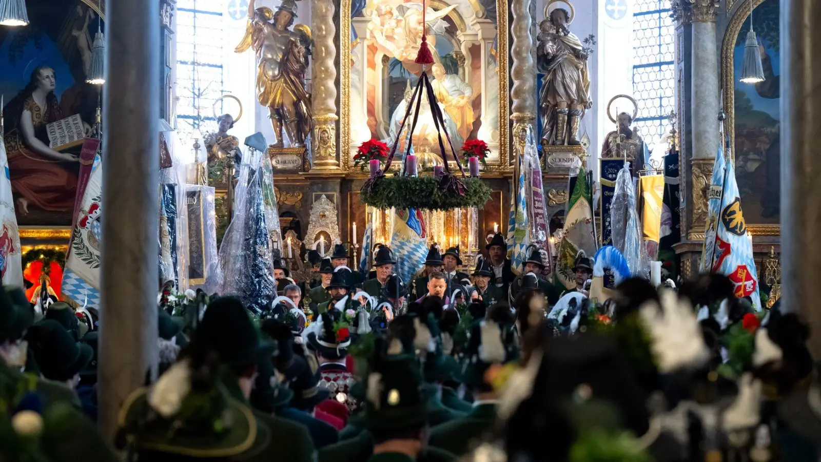 Die Gebirgsschützen gedenken in einem Gottesdienst der Toten von 1705. (Foto: Sven Hoppe/dpa)