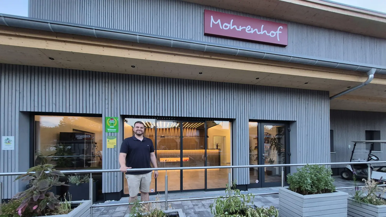 Betreiber Mario Wawro vor dem neuen Rezeptionsgebäude: Knapp eine Million Euro wurde in dieses Gebäude investiert. (Foto: Margit Schwandt)