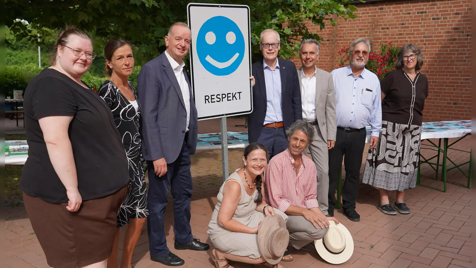 Beatrix Friedsmann (Kreisjugendring), Martina Ringler (Gesundheitsamt), Oberbürgermeister Thomas Deffner, Andrea Helmreich (Gesundheitsamt), stellvertretender Landrat Dr. Jürgen Pfeiffer, Künstler Johannes Volkmann, Dieter Mai (Sparkasse Ansbach), Pfarrer Jens Porep und Kerstin Herzog (von links) waren bei der Abschlussveranstaltung der „Verkehrsschilder der Gerechtigkeit“ dabei. (Foto: Landratsamt Ansbach/Susanne Merkel)
