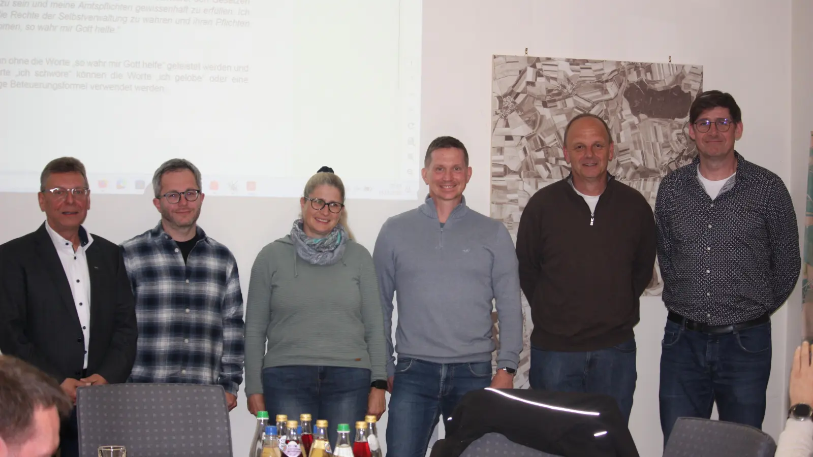 Fünf neue Ratsmitglieder wurden in der Sitzung begrüßt. das Foto zeigt Bürgermeister Peter Köhnlechner mit Markus Koller, Anja Naser, Jörn Vermehren, Jürgen Bäuerlein und Peter Gundel (von links). (Foto: Susanne Landgraf)