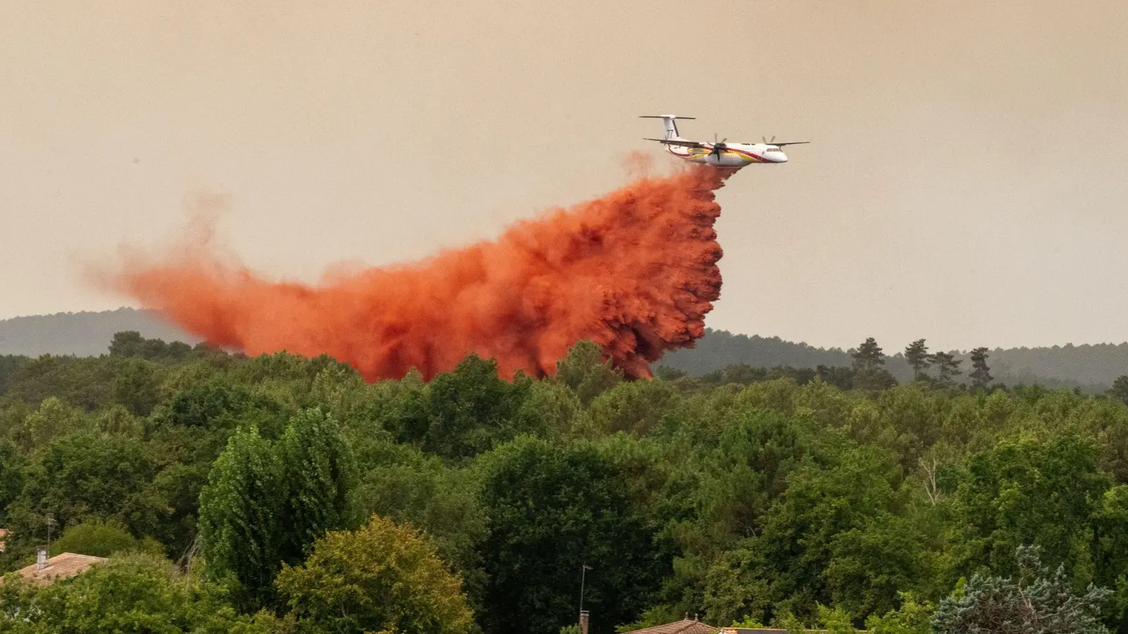 Die Löschflugzeuge spielen bei der Bekämpfung der Waldbrände in Frankreich eine zentrale Rolle. (Foto: Caroline Blumberg/AP/dpa)