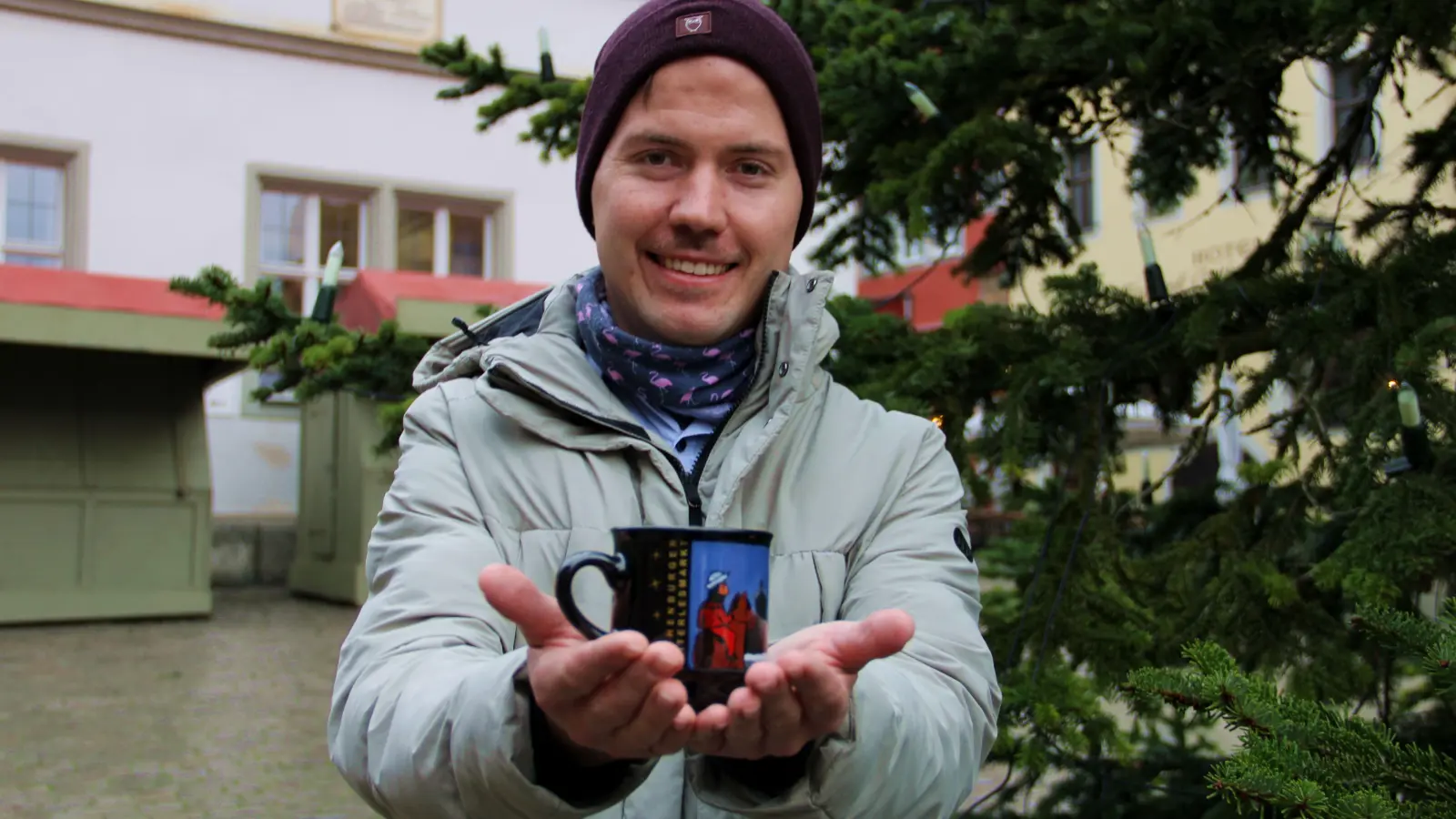 Johannes Wagner hat sich bei einem Spaziergang durch die Stadt inspirieren lassen und aus mehreren Motiven jenes mit dem Reiterle ausgewählt. Es wurde auf rund 20.500 Tassen gedruckt. (Foto: Clarissa Kleinschrot)