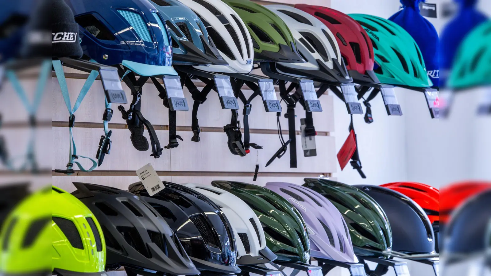Nicht alle tragen einen Fahrradhelm, viele wünschen sich aber eine Helmpflicht. (Symbolbild) (Foto: Jens Büttner/dpa)