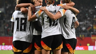 Deutschlands Spielerinnen jubeln über den Treffer zum 2:1. (Foto: Sebastian Christoph Gollnow/dpa)