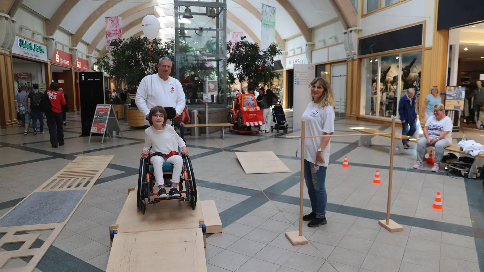 Einen Rollstuhlparcours zu bewältigen, ist nicht einfach: Diese junge Freiwillige macht an der Station mit. (Foto: Oliver Herbst)