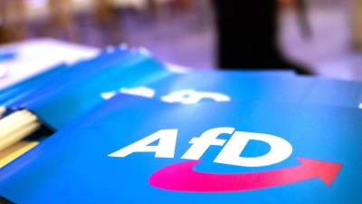 Im Umfeld eines AfD-Parteitages in Greding war es zu möglichen rechtsgerichteten Straftaten gekommen - sechs Männer stehen deswegen in Schwabach vor Gericht. (Symbolbild) (Foto: Daniel Karmann/dpa)
