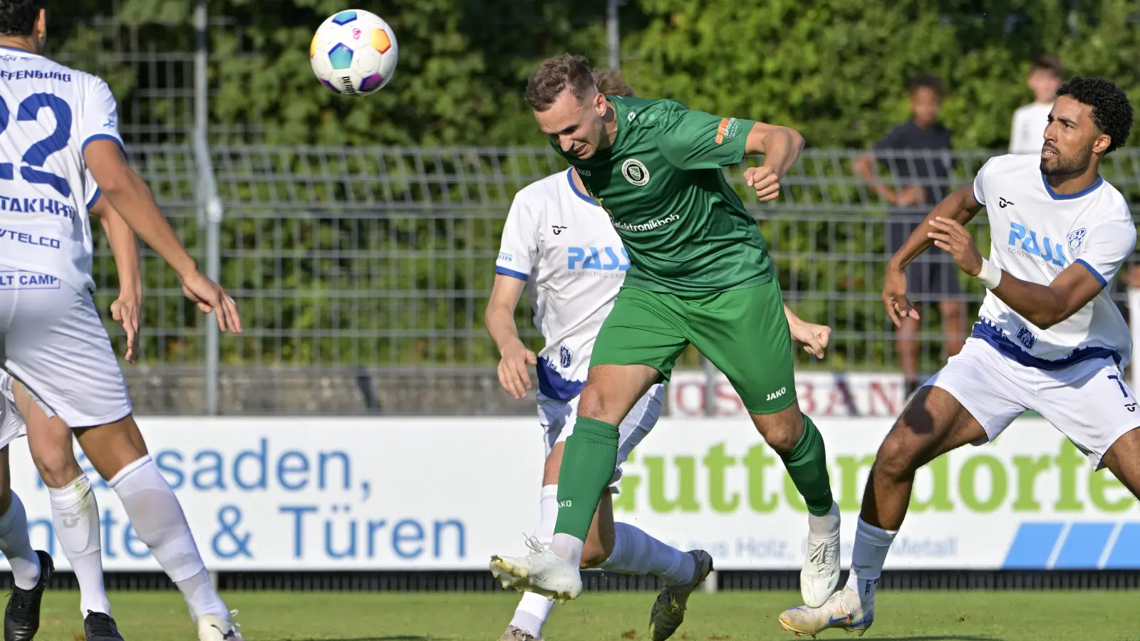 Lukas Schmidt (hier trifft er zum 1:0 gegen Aschaffenburg) ist wieder zurück im SpVgg-Kader. Er kommt bisher auf vier Saisontore. (Foto: Martin Rügner)