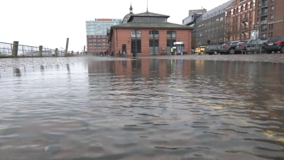 Etwas Wasser ist auf den Hamburger Fischmarkt geschwappt. (Foto: Bodo Marks/TNN/dpa)
