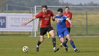 Sebastian Beck vom SC Aufkirchen (links), hier mit David Scherb (Neuses), erzielte drei Tore für den SC Aufkirchen.  (Foto: Martin Rügner)