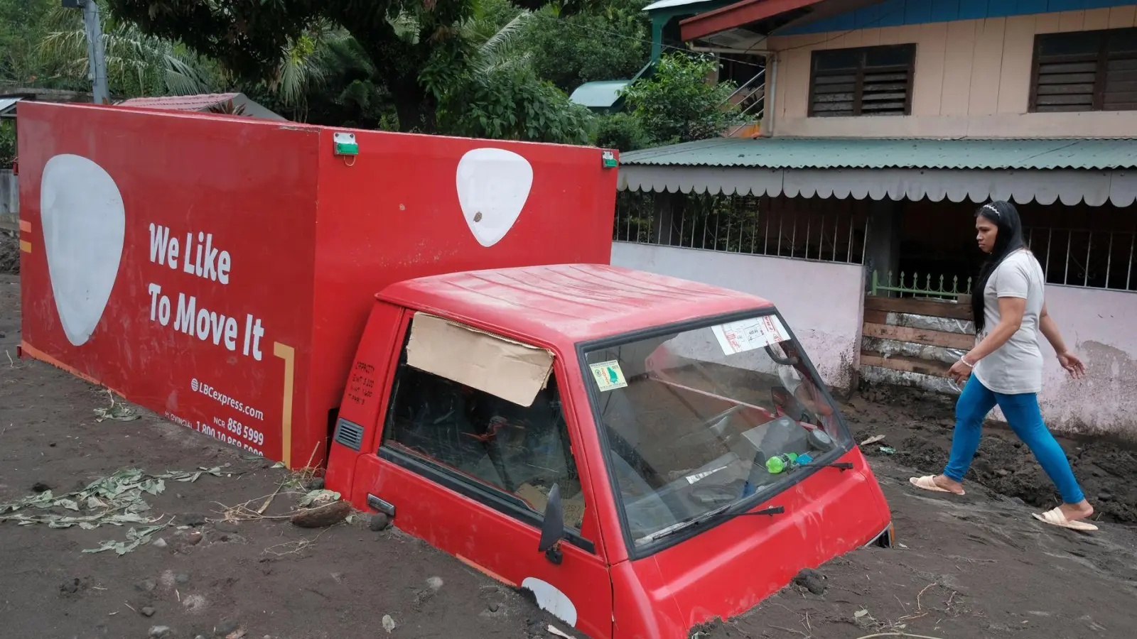 Vom Vulkan Mayon gingen Schlammlawinen nieder. (Foto: John Michael Magdasoc/AP)