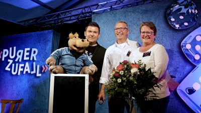 Beim Finale des Kabarettgipfels und einer Ära: der Bauchredner Sebastian Reich mit seiner Nilpferddame Amanda und die Betreiber der Gottmannsdorfer Kulturscheune, Werner und Walli Silberhorn. (Foto: Elke Walter)