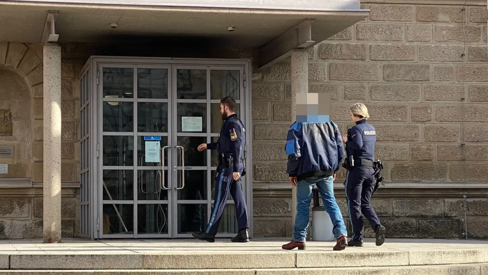 Nach dem Check beim Erkennungsdienst brachte eine Polizeistreife den Angeklagten zurück ins Neustädter Amtsgericht. (Foto: Manfred Blendinger)