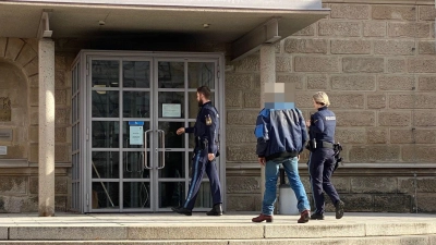 Nach dem Check beim Erkennungsdienst brachte eine Polizeistreife den Angeklagten zurück ins Neustädter Amtsgericht. (Foto: Manfred Blendinger)