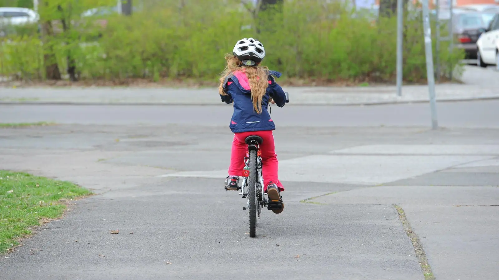 Kinder im Straßenverkehr: Hier müssen andere Verkehrsteilnehmer vorsichtig agieren - und im Zweifel auf die eigene Vorfahrt verzichten. (Foto: Jens Kalaene/dpa-Zentralbild/dpa-tmn)