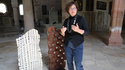 Bei der Vernissage: Stephanie Hermes im Münster Heilsbronn vor zwei Objekten. (Foto: Martina Kramer)