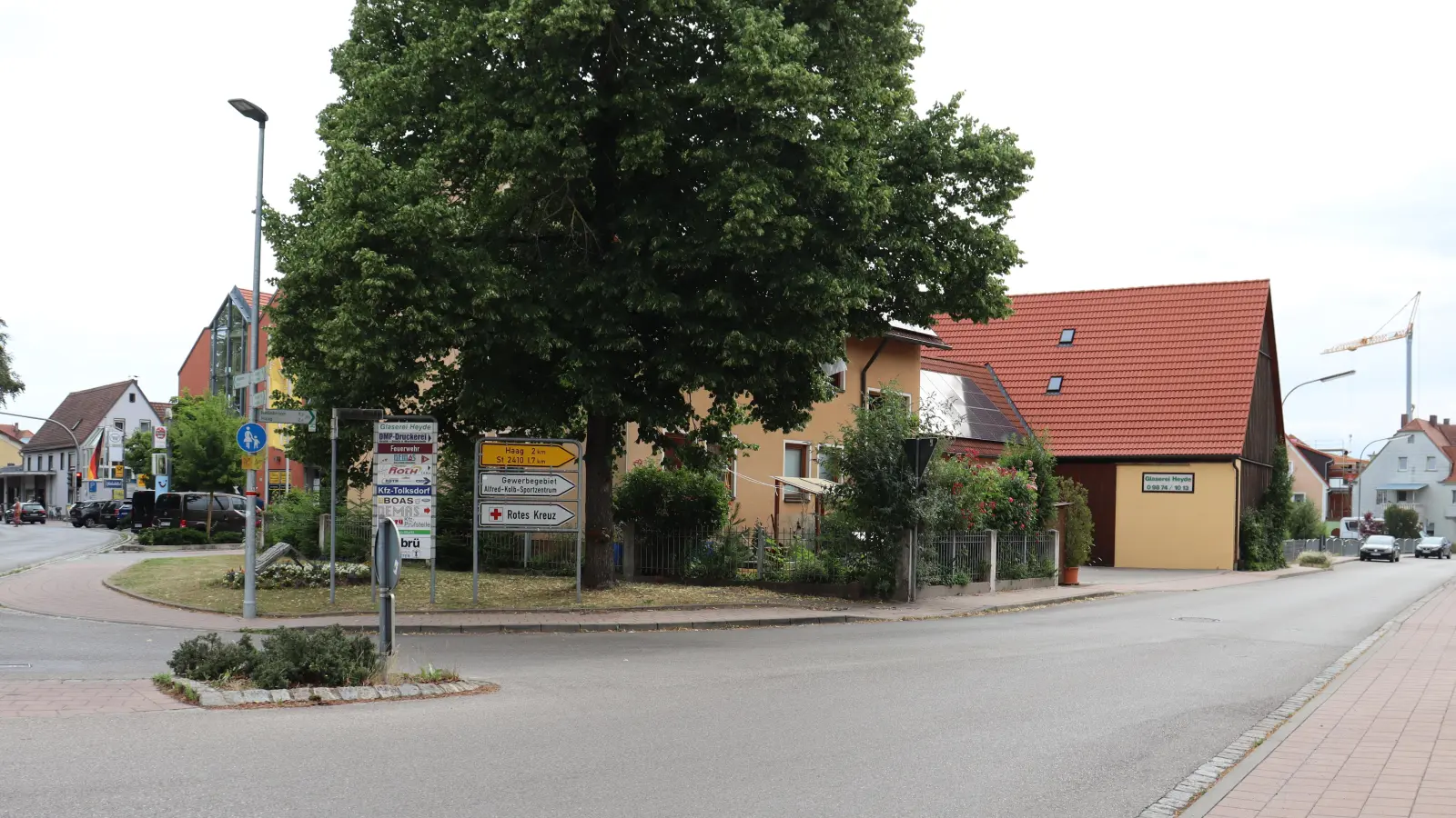 In unmittelbarer Nähe dieser Kreuzung zwischen der Heilsbronner und Haager Straße in Neuendettelsau ist es am 25. Juni 2025 zu einem Vorfall gekommen, der nun am Landgericht Ansbach verhandelt wird. (Archivbild: Antonia Müller)