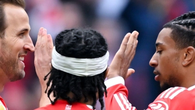 Die Münchner Torschützen (v.l.) Harry Kane, Serge Gnabry und Michael Olise beim Jubel. (Foto: Sven Hoppe/dpa)