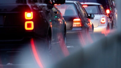 Fast eine Stunde Fahrt für 30 Kilometer - das nervt: Eine doppelte Haushaltsführung rechtfertigt ein anstrengender Arbeitsweg allerdings nicht automatisch.  (Foto: Marcel Kusch/dpa/dpa-tmn)