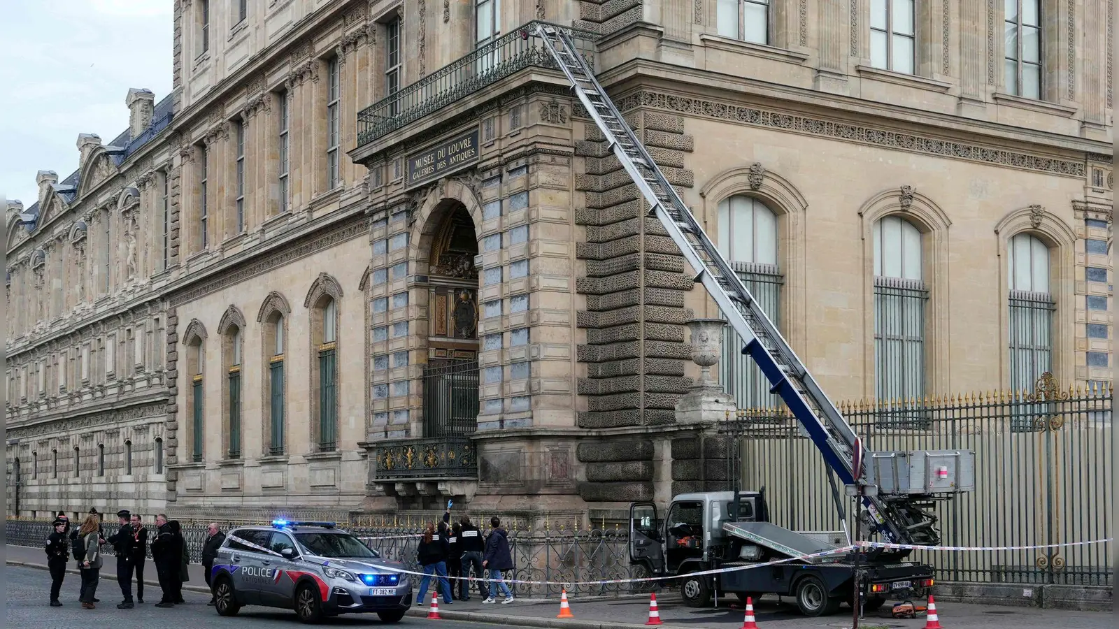 Weist nach dem Kunstraub im Louvre eine neue Spur nach Belgien? (Archivbild) (Foto: Dimitar Dilkoff/AFP/dpa)