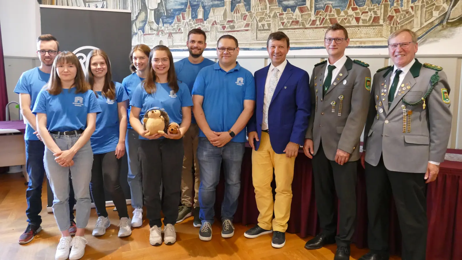 Jonas Szabo, Eva Szabo, Katharina Ultsch, Theresa Schnell, Alyssa Ott (mit Vereinsmaskottchen „Ickel“), Marvin Ott und Markus Retter freuten sich mit Jürgen Heckel, dem Vize-Schützenmeister Holger Hufnagel und Hans Rabenstein (von links) über den Aufstieg. (Foto: Sylvia Fehlinger)