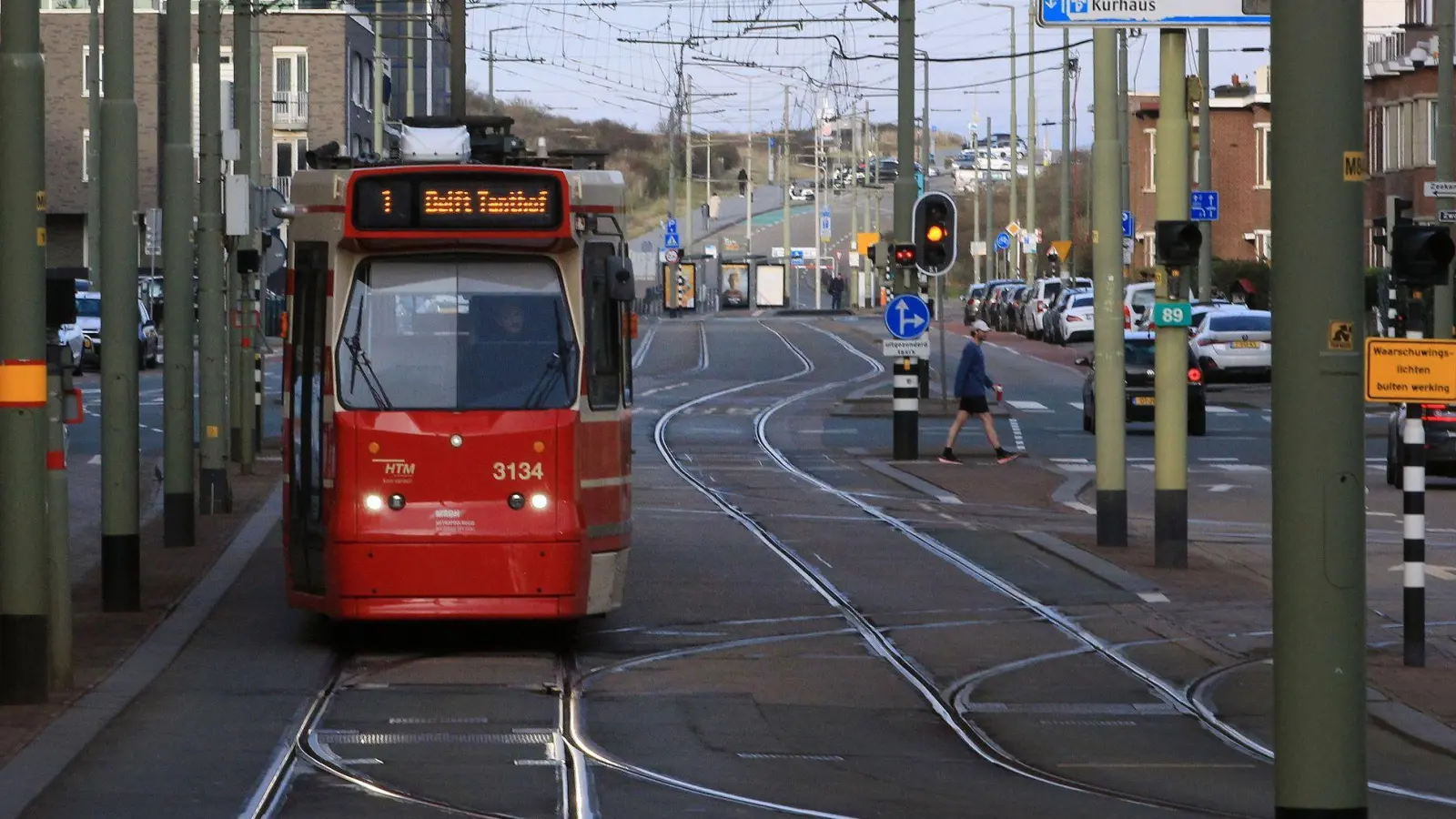 Einsteigen zur Stadtrundfahrt, bitte: die Tram 1, hier in Scheveningen. (Foto: Bernd F. Meier/dpa-tmn)