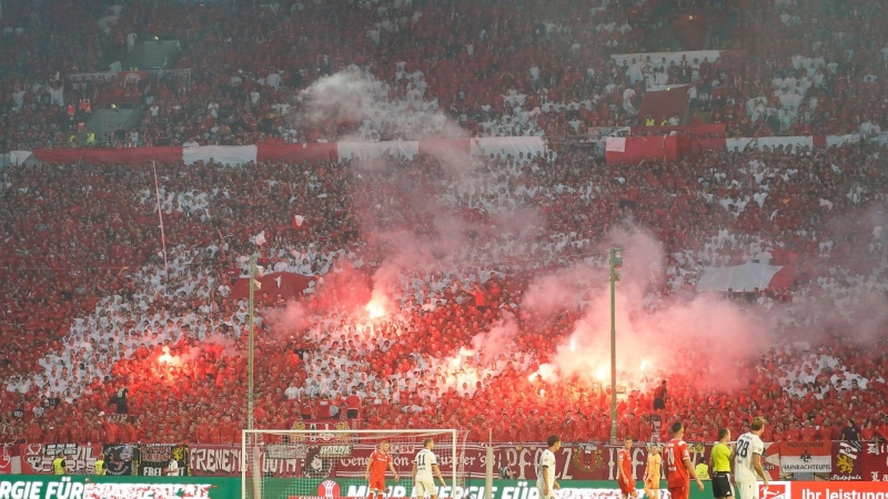 Im Südwest-Derby gab es viele Emotionen auf den Rängen. (Foto: Marc Schüler/dpa)