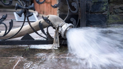 Vor dem Abpumpen des Kellers gibt es einige Dinge zu beachten. (Foto: Florian Schuh/dpa-tmn)