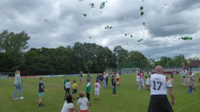 Luftballons in den Vereinsfarben Grün und Weiß schickten zahlreiche Kinder zum Abschluss des Sportwochenendes in Herrieden auf die Reise. (Foto: Rudolf Eder)