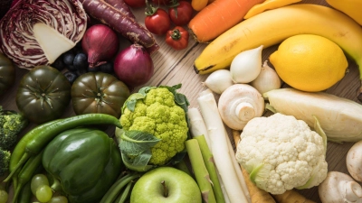 Je bunter, desto besser: Jedes Obst und Gemüse hat sein ganz eigenes Nährstoffprofil - auch aufgrund der enthaltenen Farbstoffe.  (Foto: Christin Klose/dpa-tmn)