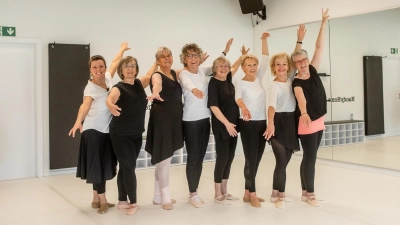 Tanzlehrerin Alexandra Auer-Thuy arbeitet mit den „Silver Swans“. Dazu zählen Agathe Fersterra, Dr. Kristin Siewert-Neudeck, Doris Voit, Ingrid Sörgel, Ingrid Rach, Marion Sindel und Edith Pflug (von links). (Foto: Evi Lemberger)