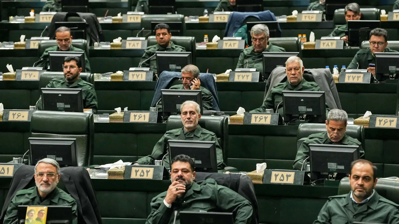 Der Iran reagiert auf EU-Sanktionen: Parlamentsabgeordnete tragen die Uniformen der Revolutionsgarden. (Archivbild) (Foto: Hamed Malekpour/Islamic Consultative Assembly News Agency;AP/dpa)