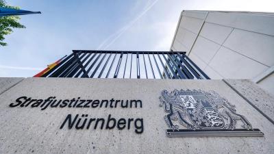 Der Angeklagte wies zu Beginn eines Mordprozesses am Landgericht Nürnberg-Fürth die Schuld am Tod eines 42-Jährigen von sich. (Archivbild) (Foto: Daniel Karmann/dpa)