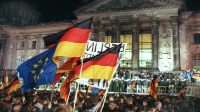 35 Jahre nach der Deutschen Einheit 1990 wirft das Statistische Bundesamt einen Blick auf die Menschen, die in dem Jahr geboren wurden. (Archivbild). (Foto: Wolfgang Kumm/dpa)