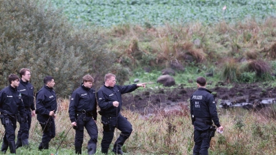 Am Mittwoch hatten Polizisten vor allem das Umfeld eines Tümpels penibel abgesucht. (Foto: Bernd Wüstneck/dpa)